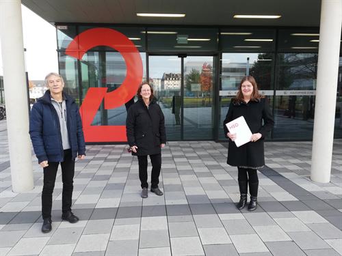 (Von links) Prof. Dr. Mario Adam vom Zentrum für Innovative Energiesysteme (ZIES) der Hochschule Düsseldorf, HSD-Präsidentin Prof. Dr. Edeltraud Vomberg und die Leiterin des Luisen-Gymnasiums, OStD Gabriele Patten, bei der Unterzeichnung der Kooperationsvereinbarung. Foto: Michael Kirch